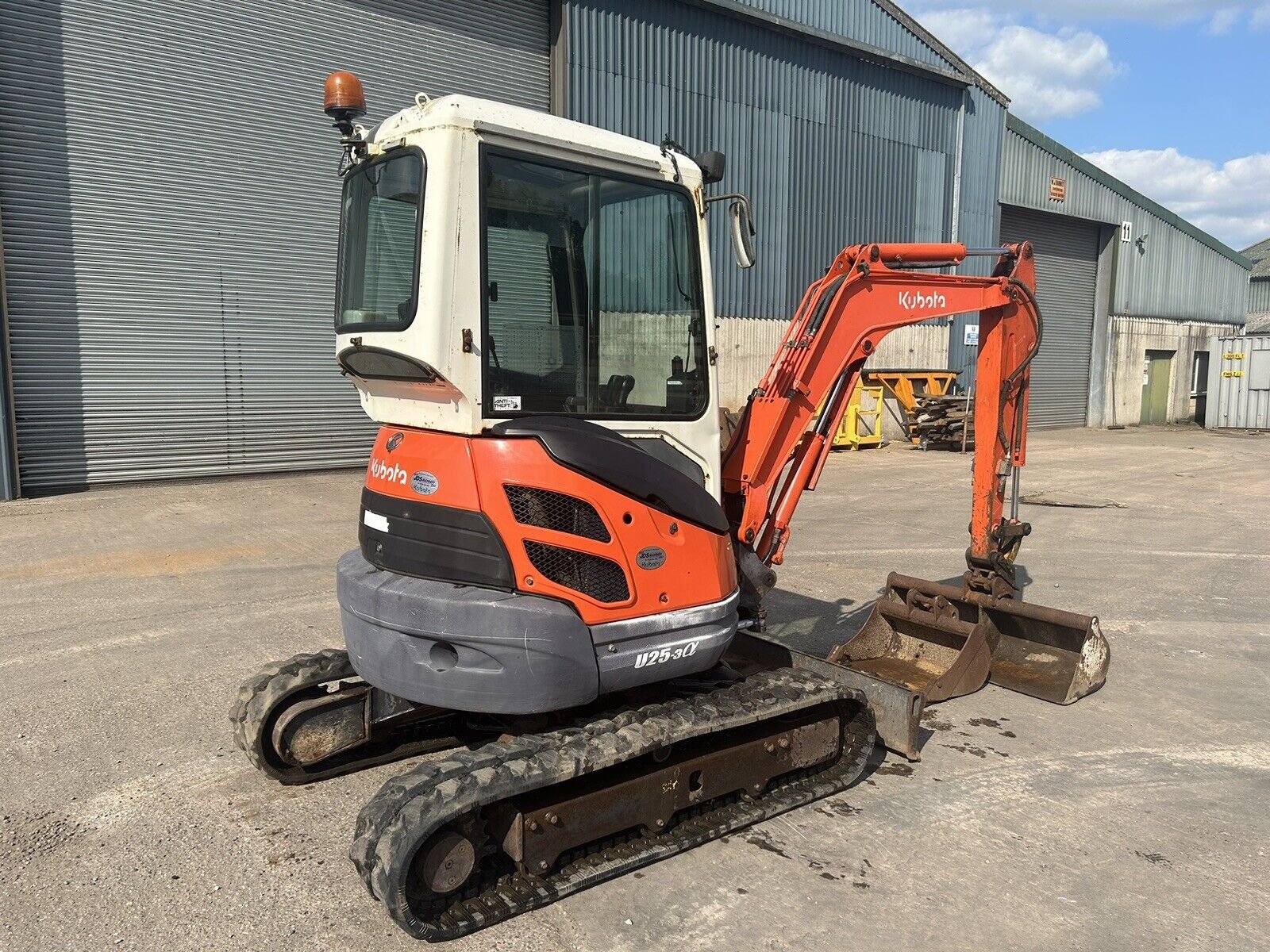 Photo 2 — Kubota U25-3 (2008) – Mini Pelle 2,6T – 3 600 h – BRH + 3 Godets – Révisée